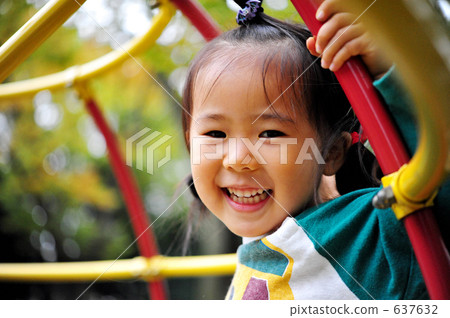Child playing with a smile (rotating jungle gym) 637632