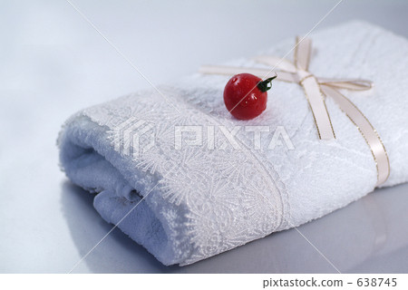 Face towel gently wiping tomatoes Face towel gently wiping tomatoes 638745