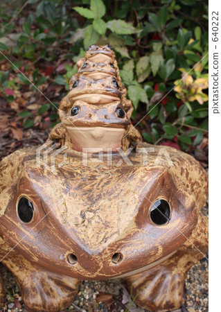 Parent and frog 640222