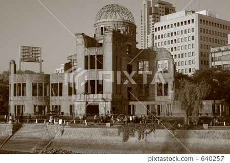 Black and white atomic bomb dome 640257