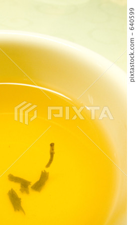 Tea pillar in the tea poured into the cup 640599