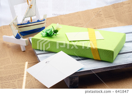 Natural Present Green Presents 641847