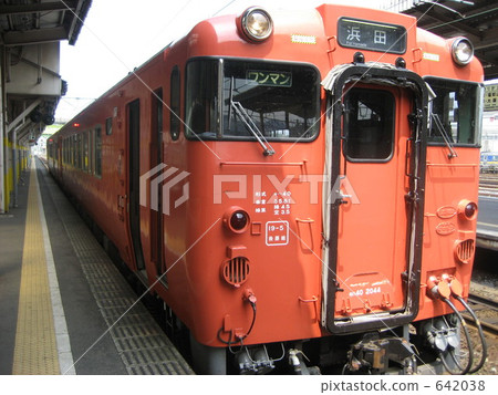 Train on JR San-in main line Train on JR San-in main line 642038