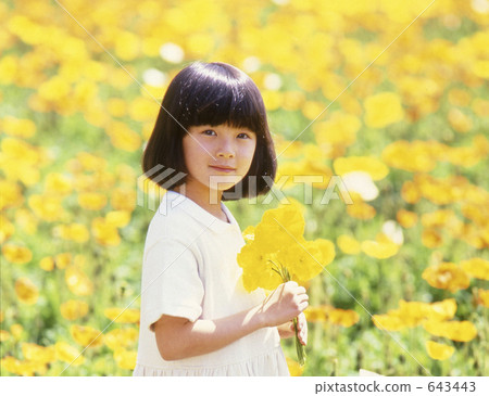 有黃色鴉片的一個女孩 643443