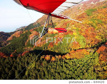 在Yahikozan的山腳下飛行，秋天的葉子懸掛著滑翔機 644420