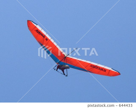 Hang glider in flight 644433
