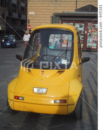 小型車 沿街停車 停車在街上 645381