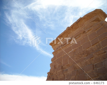 埃及Dakra Oasis寺廟Deruhagar和雲彩 埃及Dakra Oasis寺廟Deruhagar和雲彩 646173