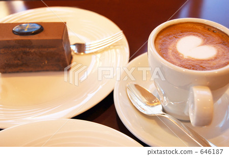 Caffe latte and chocolate cake Caffe latte and chocolate cake 646187