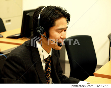 接受客戶服務訓練的商人 646762