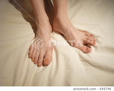 Women's foot reflected on the light 648746