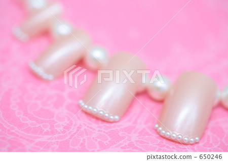 Pearl and nail chip Pearl and nail chip 650246
