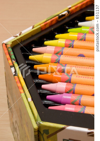 Crayons lined up in a box Crayons lined up in a box 651137