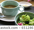 Salad and onion soup. 651286