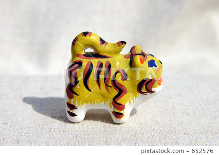 Tiger before the war that faces to the right Tiger before the war that faces to the right 652576