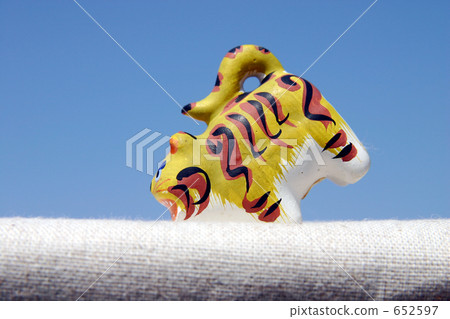 A tiger standing sideways and headstanding A tiger standing sideways and headstanding 652597