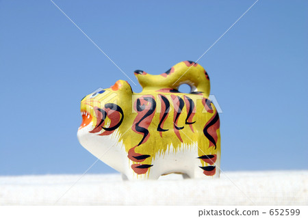 Tiger walking before the war Tiger walking before the war 652599