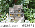 Pottery house surrounded by green 652671