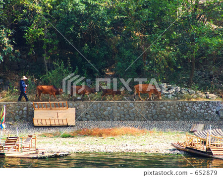 Landscape seen in downtown Guilin River 652879