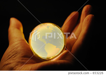 the palm of one's hand, the palm of the hand, globe 653226