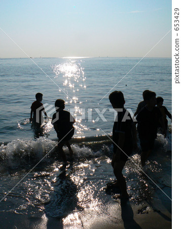 孩子們在沙灘上玩 653429