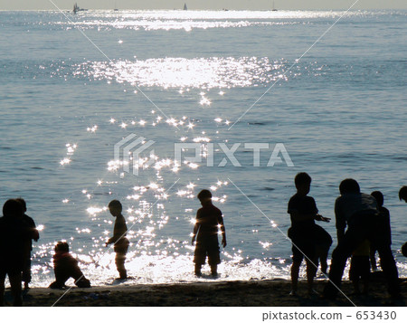 閃閃發光的大海和孩子們 653430