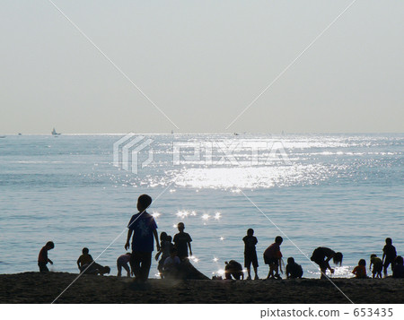 閃閃發光的大海和孩子們 653435