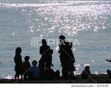 閃閃發光的大海和孩子們 653439