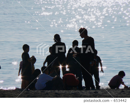 閃閃發光的大海和孩子們 653442