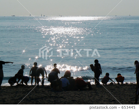 閃閃發光的大海和孩子們 653445