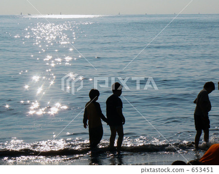 閃閃發光的大海和孩子們 653451