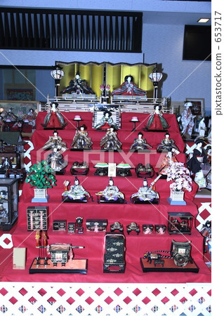 tiered stand for displaying dolls, hina doll, set of dolls on display 653717
