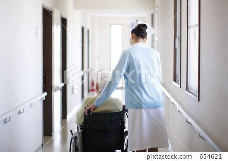 Senior and nurse's appearance 654621