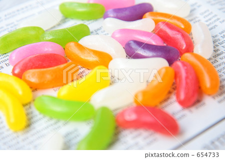 英文報紙和豆形軟糖 654733