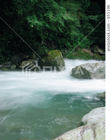 To hear a sound of water 655196