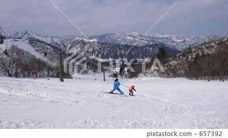與父母的滑雪勝地 657392