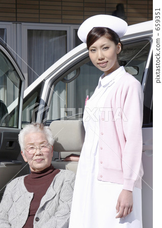 護理車,老年人和護士 護理車,老年人和護士 659351