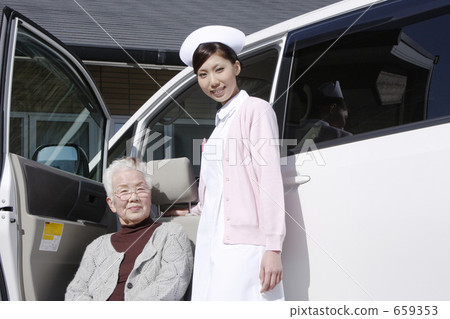 護理車,老年人和護士 護理車,老年人和護士 659353