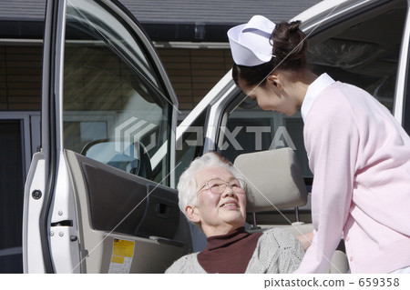 護理車，老年人和護士 659358