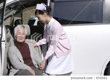 護理車,老年人和護士 護理車,老年人和護士 659362