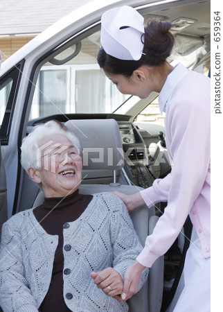 護理車,老年人和護士 護理車,老年人和護士 659364