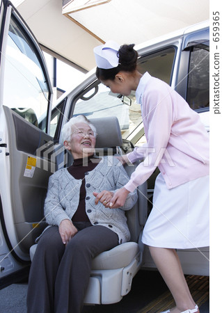 護理車，老年人和護士 659365