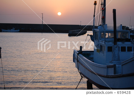 Sunset at the fishing port 659428