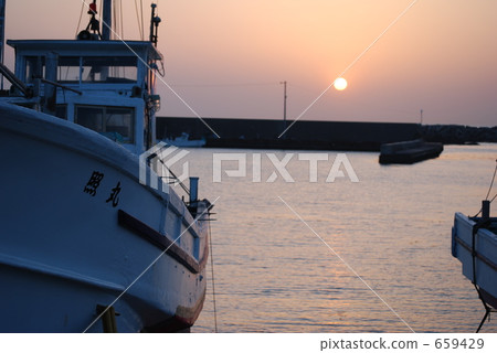 Sunset at the fishing port 659429