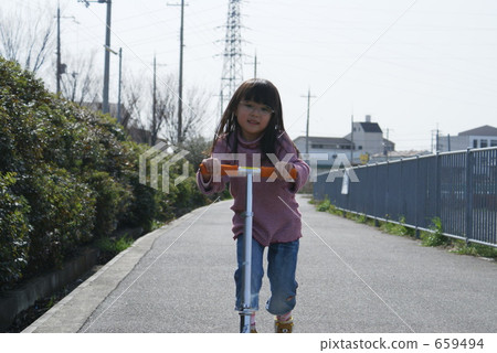 Walk with a kickboard 659494