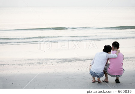 Two people at the beach 660839