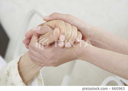 Senior and young women hands 660963