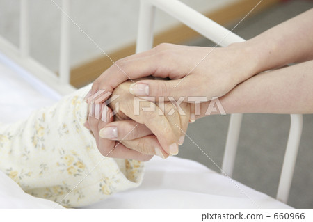 Senior and young women hands 660966