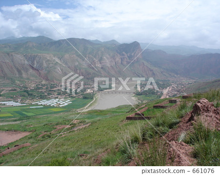 青藏高原黃河沿岸的一座小鎮和寺廟 661076