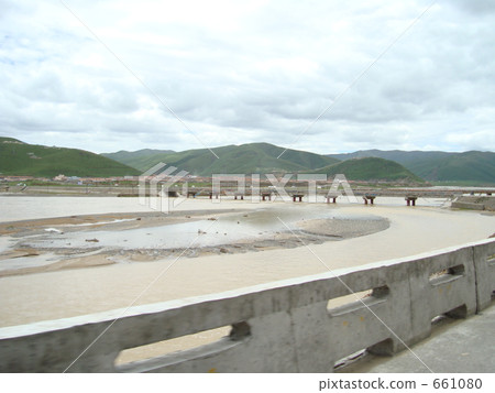 A town in the upper reaches of the Yellow River A town in the upper reaches of the Yellow River 661080